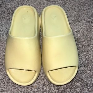 YEEZY SLIDES, size 9, tan